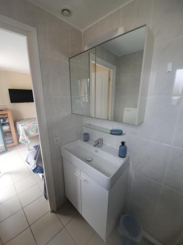 Koupelna v ubytování Studio cabine à 200m de la plage sainte Cécile