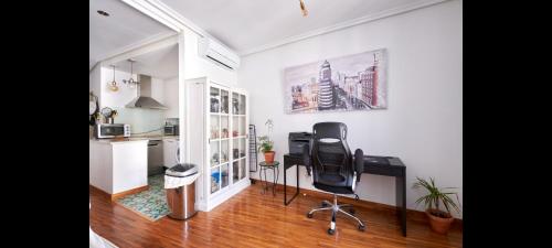 um escritório com uma secretária e uma cadeira num quarto em MAD COCO Vintage Apartment Madrid em Madri