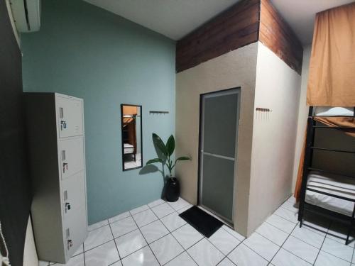 uma sala com um quarto com uma porta e uma planta em Chante em Puerto Escondido