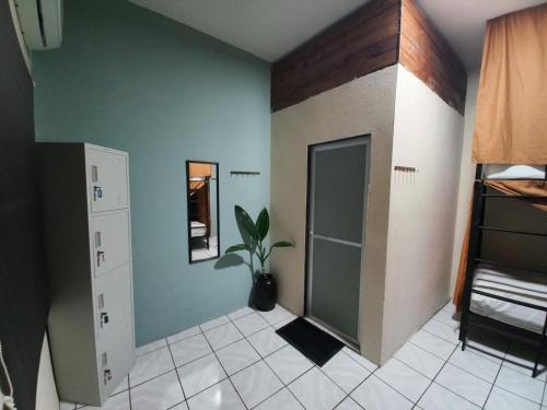 una camera con una porta e una pianta di Chante a Puerto Escondido
