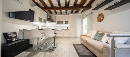 Il comprend un salon avec un canapé et une cuisine. dans l'établissement Rialto Boutique Apartment, à Venise