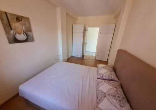 ein kleines Schlafzimmer mit einem weißen Bett in einem Zimmer in der Unterkunft nice apartment in Guéliz in Marrakesch