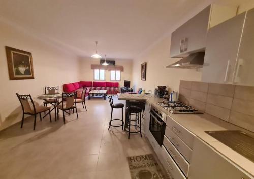 eine Küche und ein Wohnzimmer mit einem Tisch und Stühlen in der Unterkunft nice apartment in Guéliz in Marrakesch