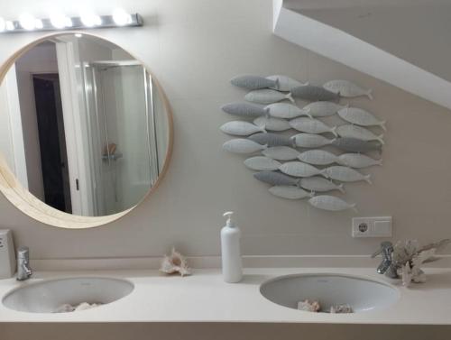 La salle de bains est pourvue de 2 lavabos et d'un miroir. dans l'établissement Maravillosos Atico, à Godella