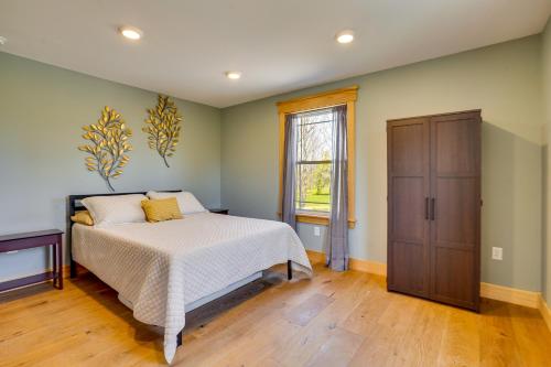 1 dormitorio con cama y ventana en Phoenix Getaway with Deck On-Site ATV Trails!, en Fulton