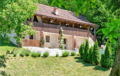 a house with flowers growing on the side of it at 5 Bedroom Awesome Home In Novi Marof in Novi Marof