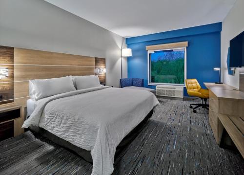 En eller flere senge i et værelse på Holiday Inn Express - Huntsville Space Center, an IHG Hotel