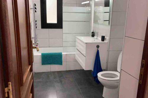 Koupelna v ubytování Villa Rana, con amplio jardín, barbacoa y piscina