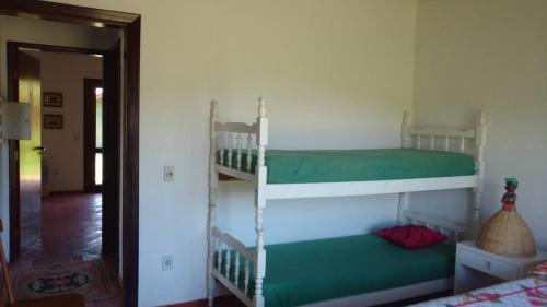 a bedroom with two bunk beds in a room at chale da montanha in Taubaté