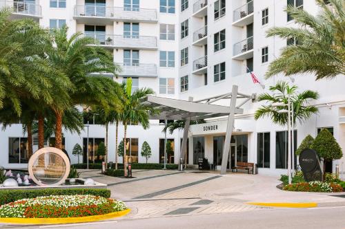 a view of the front of a hotel with palm trees at The Circ powered by Sonder in Hollywood