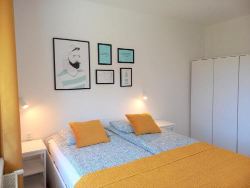 ein Schlafzimmer mit einem Bett mit zwei Kissen darauf in der Unterkunft Apartamenty plażowe Władysławowo - Apartamenty Pomorskie in Władysławowo