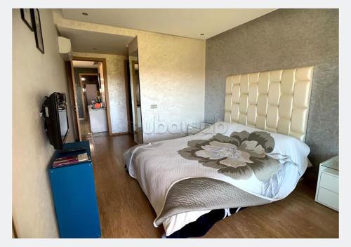una camera da letto con un grande letto con un fiore sopra di Apartment for rent in Marrakech a Marrakech