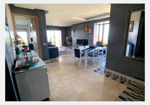 una cucina e un soggiorno con frigorifero e tavolo di Apartment for rent in Marrakech a Marrakech