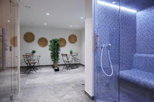 y baño con ducha a ras de suelo y cabina de ducha acristalada. en Bernstein Kattegat Apartment 8, en Büsum