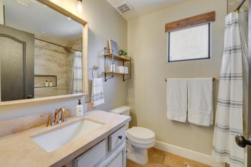 bagno con lavandino, servizi igienici e specchio di Phoenix Vacation Home with Private Pool Near Hiking! a Phoenix