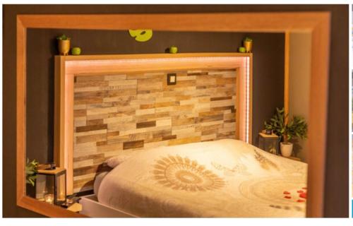 un letto con testiera in legno in una stanza di Apartment Design Suite a Jehanster