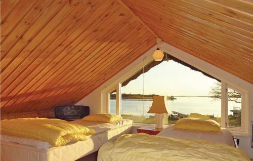 - 2 lits dans une chambre avec une grande fenêtre dans l'établissement Awesome Home In Slvesborg With House Sea View, à Sölvesborg