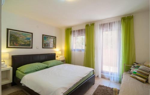 - une chambre avec un lit doté de rideaux verts et d'une fenêtre dans l'établissement Cozy Home In Mudri Dolac With Kitchen, à Basina
