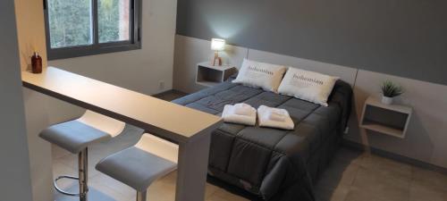 - une petite chambre avec un lit et un bureau dans l'établissement DEPARTAMENTO DEL PARQUE, à Río Cuarto