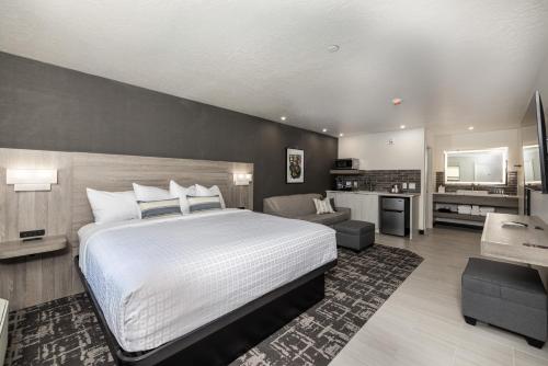 ein Schlafzimmer mit einem großen Bett und ein Wohnzimmer in der Unterkunft Montclair Inn & Suites at Zion National Park in Springdale