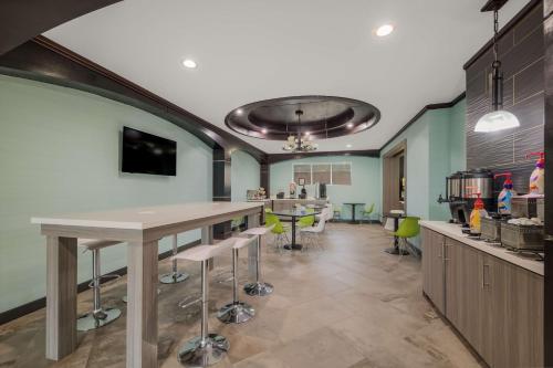 Η κουζίνα ή μικρή κουζίνα στο Best Western Bowie Inn & Suites