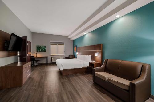 a hotel room with a bed and a couch at Best Western Bowie Inn & Suites in Bowie