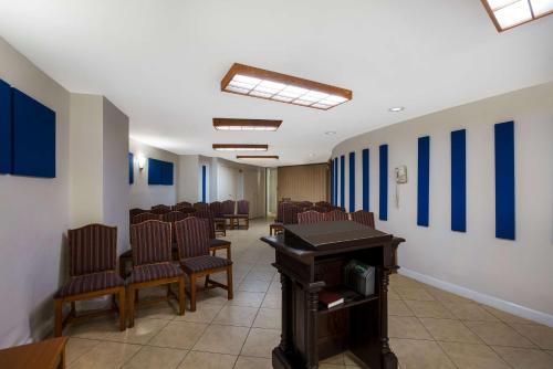 a room with chairs and a table and blue lines on the walls at Best Western Bordentown Inn in Bordentown