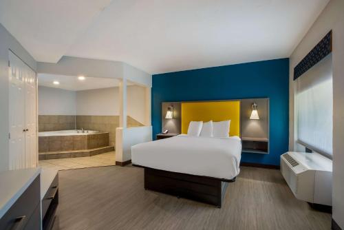 a hotel room with a bed and a bath tub at Best Western Bordentown Inn in Bordentown
