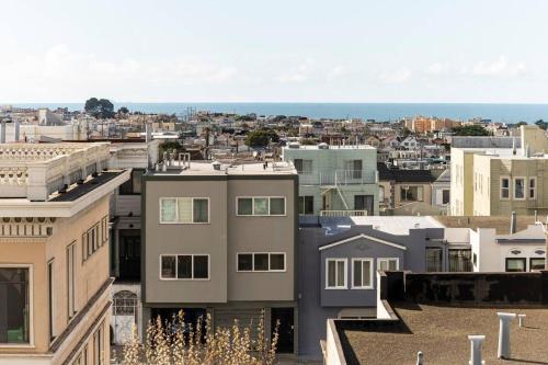 サンフランシスコにあるSunset Edwardian Bed and Breakfast At Golden Gate Park San Franciscoの建物と海を望む市街の景色