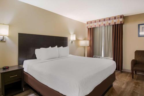 Ένα ή περισσότερα κρεβάτια σε δωμάτιο στο SureStay Plus Hotel by Best Western Jackson