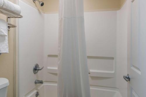 Ένα μπάνιο στο SureStay Plus Hotel by Best Western Jackson
