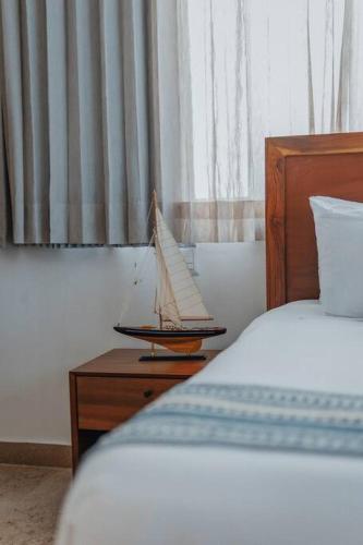 a toy boat on a table next to a bed at Villa de lujo frente al mar de Progreso in Progreso