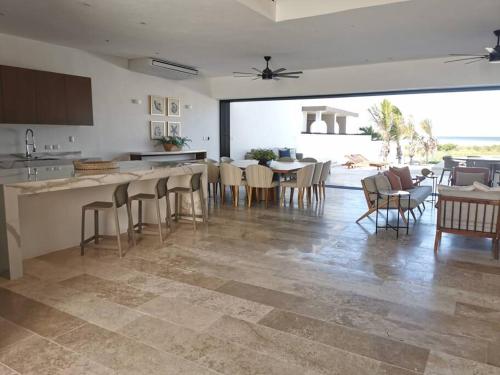 a kitchen and dining room with a table and chairs at Villa de lujo frente al mar de Progreso in Progreso