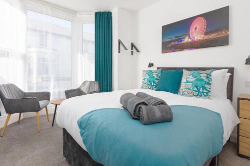 um quarto com uma cama grande, uma secretária e cadeiras em Charles Alexander Short Stay - TheWestern Blackpool em Blackpool