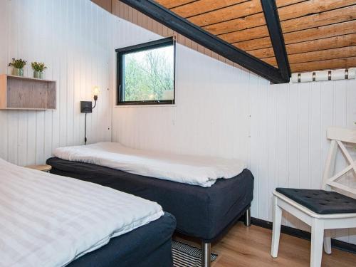 Pokój z 2 łóżkami i oknem w obiekcie Holiday home Toftlund XXXIII w mieście Toftlund