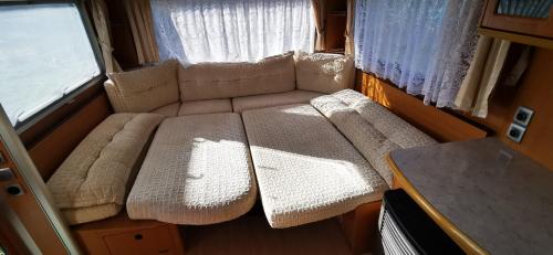 un sofá pequeño en una habitación con ventana en ALOJAMIENTO SAN FELIPE en Santa María