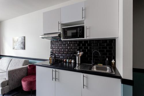 Η κουζίνα ή μικρή κουζίνα στο Hey - Aparthotel Brussels