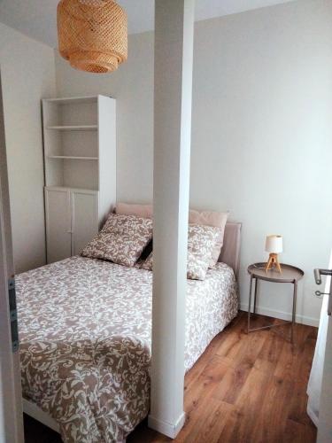 a small bedroom with a bed and a table at appartement Rez-de-chaussée avec extérieur, a 150m du centre, 4min de la plage. in Mers-les-Bains