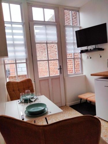 une cuisine avec une table avec une assiette dessus dans l'établissement appartement Rez-de-chaussée avec extérieur, a 150m du centre, 4min de la plage., à Mers-les-Bains