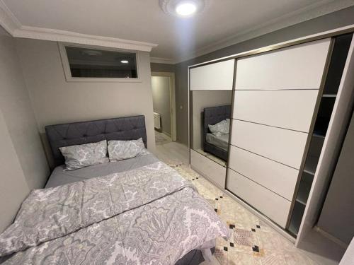 una piccola camera con letto e specchio di Babil house 1 a Istanbul