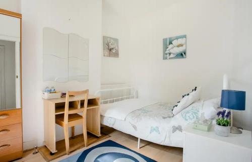 Un pat sau paturi într-o cameră la Homestay near Tottenham Hotspur Stadium