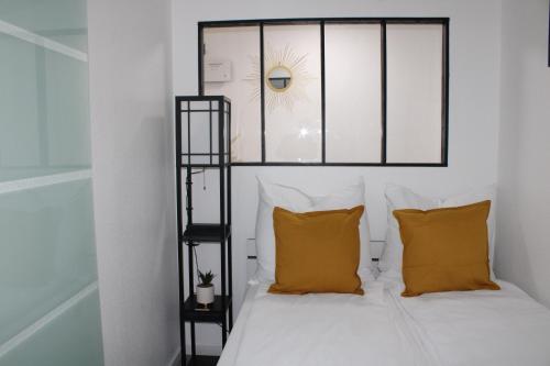 - une chambre avec un lit et des oreillers orange dans l'établissement Zentrales schickes Apartment, à Heilbronn