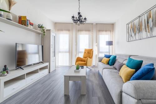 un salon avec un canapé et une télévision dans l'établissement La Casa de Checa, à Colmenar de Oreja