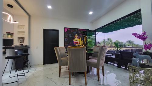 a dining room with a table and chairs at Amazonia Deluxe Calle 13 in Leticia