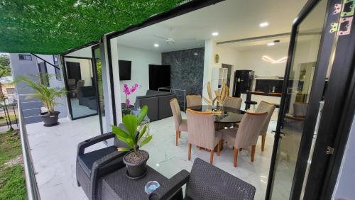 a dining room and living room with a table and chairs at Amazonia Deluxe Calle 13 in Leticia