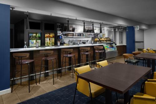 a bar with chairs and tables in a restaurant at Courtyard by Marriott San Diego Rancho Bernardo in Rancho Bernardo