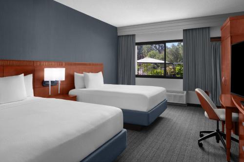 Habitación de hotel con 2 camas y escritorio en Courtyard by Marriott San Diego Rancho Bernardo en Rancho Bernardo