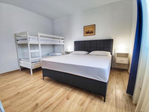 Postel nebo postele na pokoji v ubytování Apartments with a parking space Ljubac, Zadar - 5831