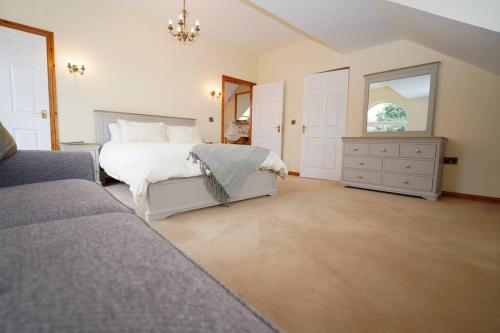 1 dormitorio con 1 cama, vestidor y ventana en Luxury Home In Mourne Mountains, en Mayobridge