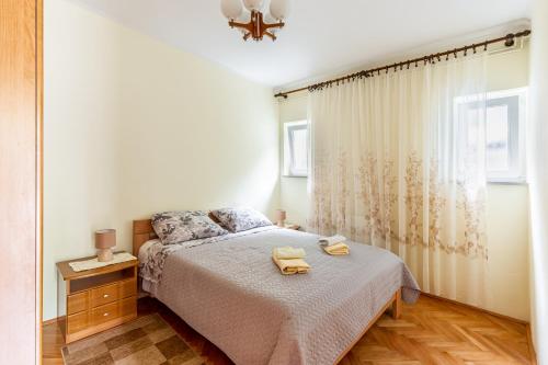 a bedroom with a bed with two towels on it at Apartment Brsec 7796b in Martina